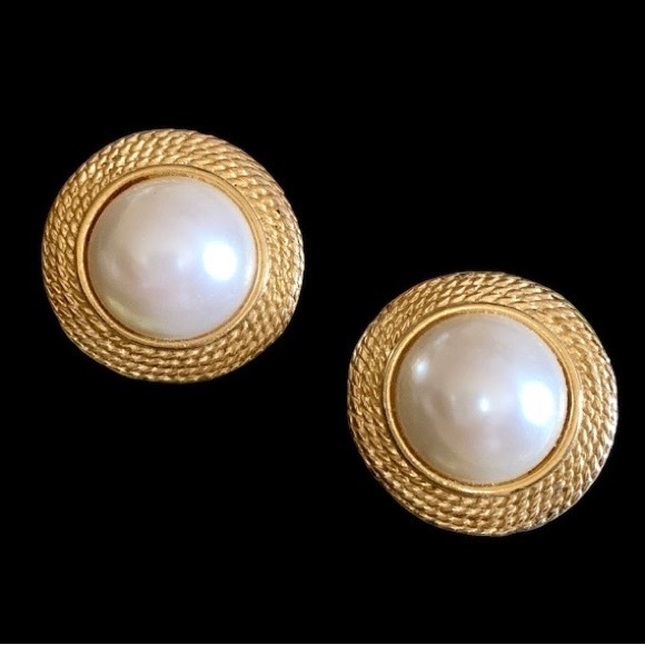 Vintage Round Faux Pearl Gold Tone Clip On Earrings Woman’s Jewelry 80’s 90’s - Picture 3 of 6